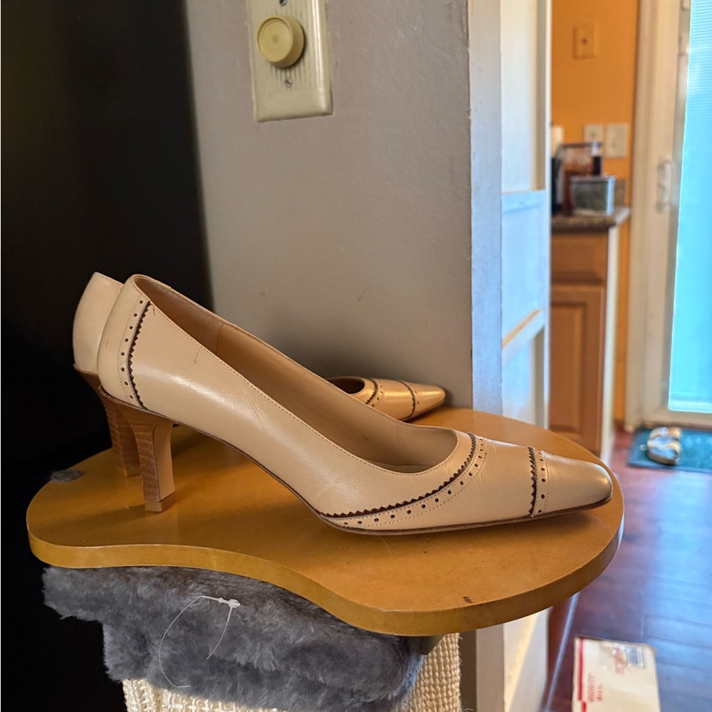 Vintage Coach cream brown square toe heels sz 9 EUC no flaws